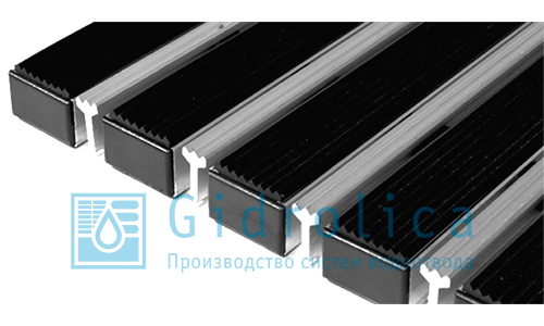 Решетка с прорезиненным покрытием и скребком 390 х 590 Gidrolica Step Pro