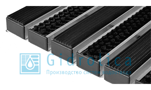 Решетка спрорезиненным покрытием и щеткой 390 х 590 Gidrolica Step Pro